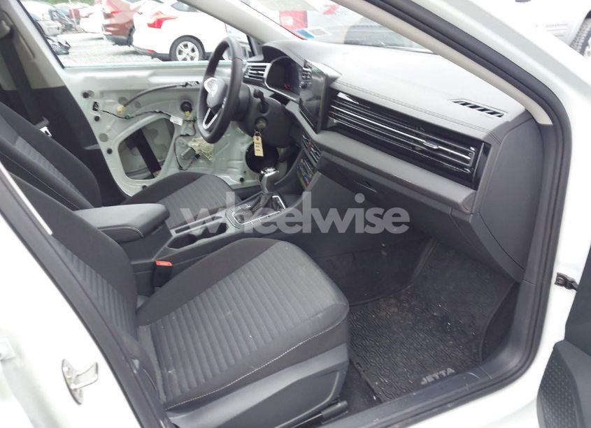 Photo 5 of 2025 Volkswagen Jetta 1.5T S (VIN 3VW5X7BUXSM016388)