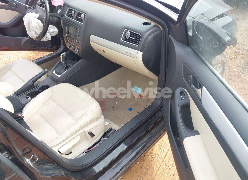 Photo 5 of 2013 Volkswagen Jetta HYBRID SE (VIN 3VW637AJ4DM313411)