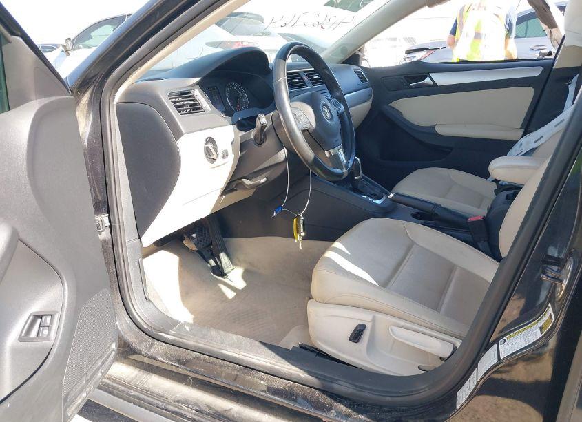 Photo 5 of 2013 Volkswagen Jetta HYBRID SE (VIN 3VW637AJXDM237905)