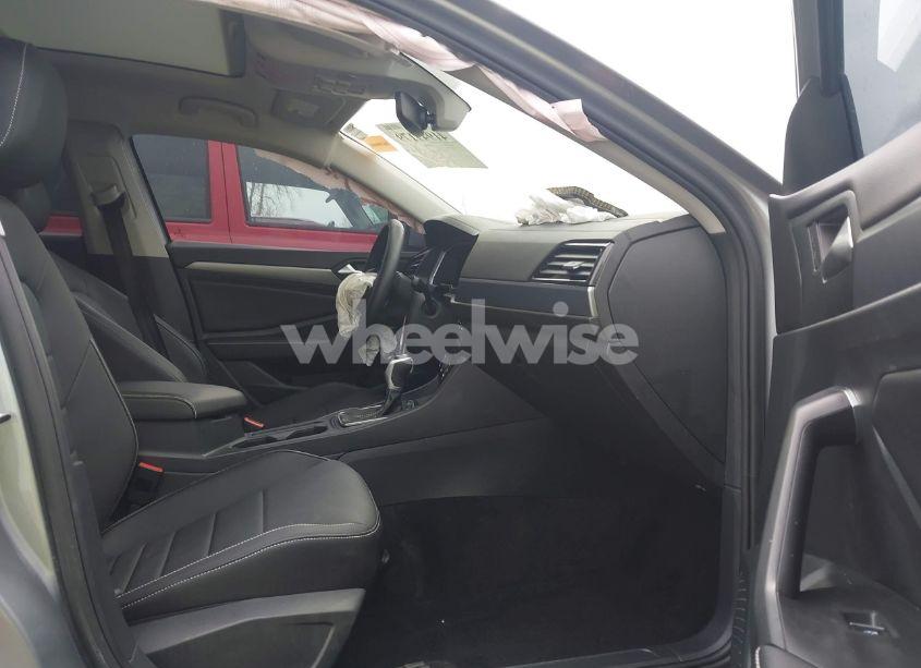 Photo 5 of 2024 Volkswagen Jetta 1.5T SE (VIN 3VW7M7BU9RM006639)