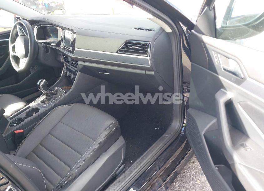 Photo 5 of 2024 Volkswagen Jetta 1.5T SE (VIN 3VW7M7BUXRM036748)