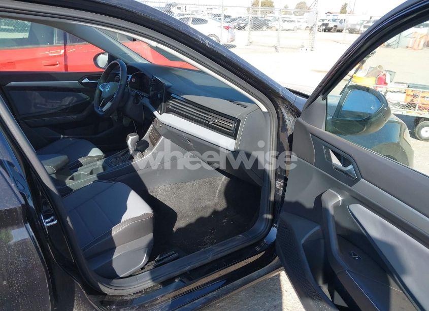 Photo 5 of 2025 Volkswagen Jetta 1.5T SE (VIN 3VW7X7BU2SM006656)