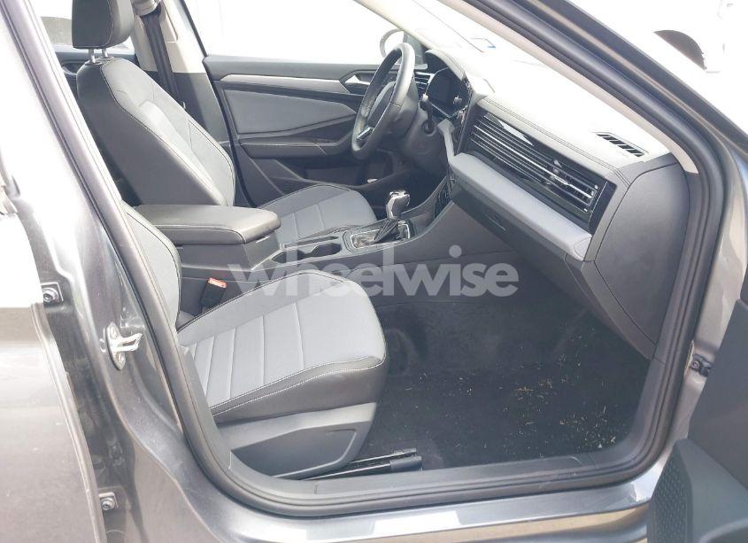 Photo 5 of 2025 Volkswagen Jetta 1.5T SE (VIN 3VW7X7BU2SM015017)