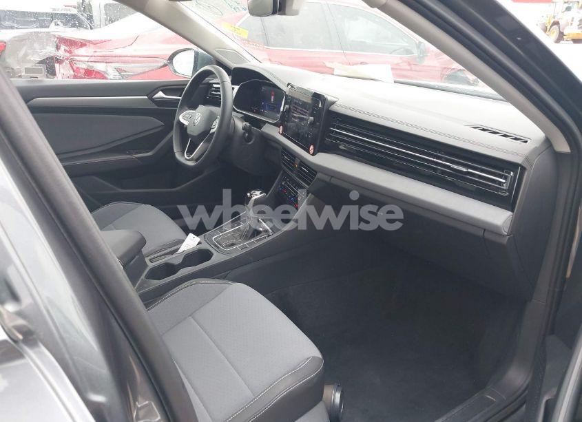 Photo 5 of 2025 Volkswagen Jetta 1.5T SE (VIN 3VW7X7BU8SM007617)