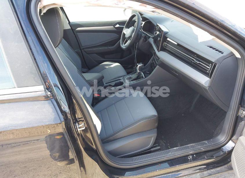 Photo 5 of 2025 Volkswagen Jetta 1.5T SE (VIN 3VW7X7BU8SM009495)