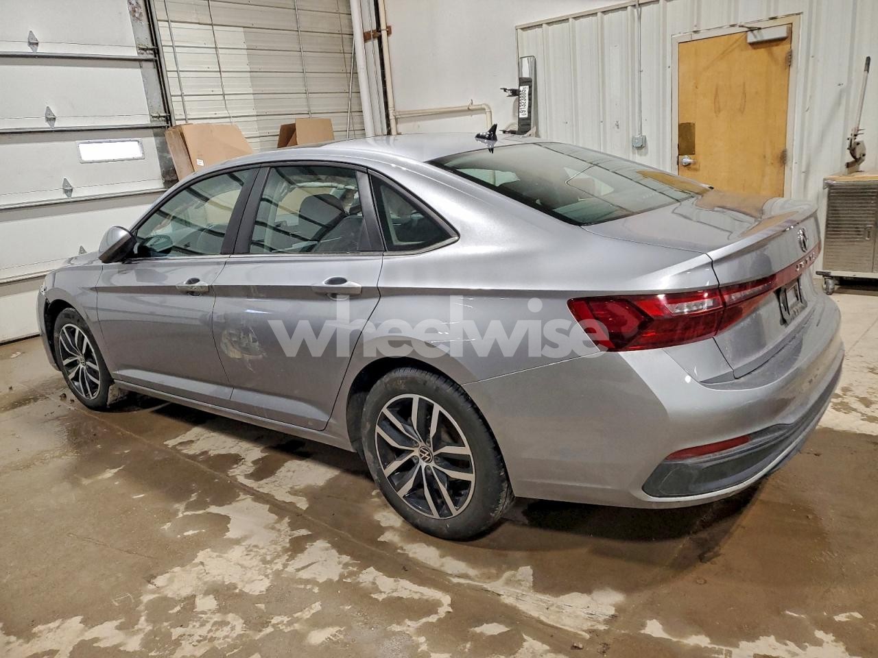 Photo 2 of 2025 VOLKSWAGEN JETTA SE (VIN 3VW7X7BU9SM014558)