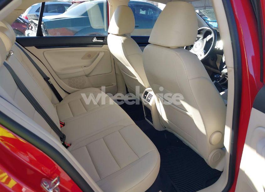 Photo 8 of 2010 Volkswagen Jetta TDI (VIN 3VWAL7AJ6AM180415)