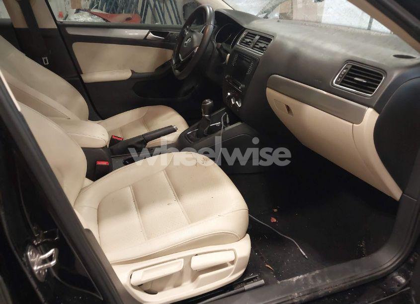 Photo 5 of 2017 Volkswagen Jetta 1.4T SE (VIN 3VWB67AJ4HM303036)