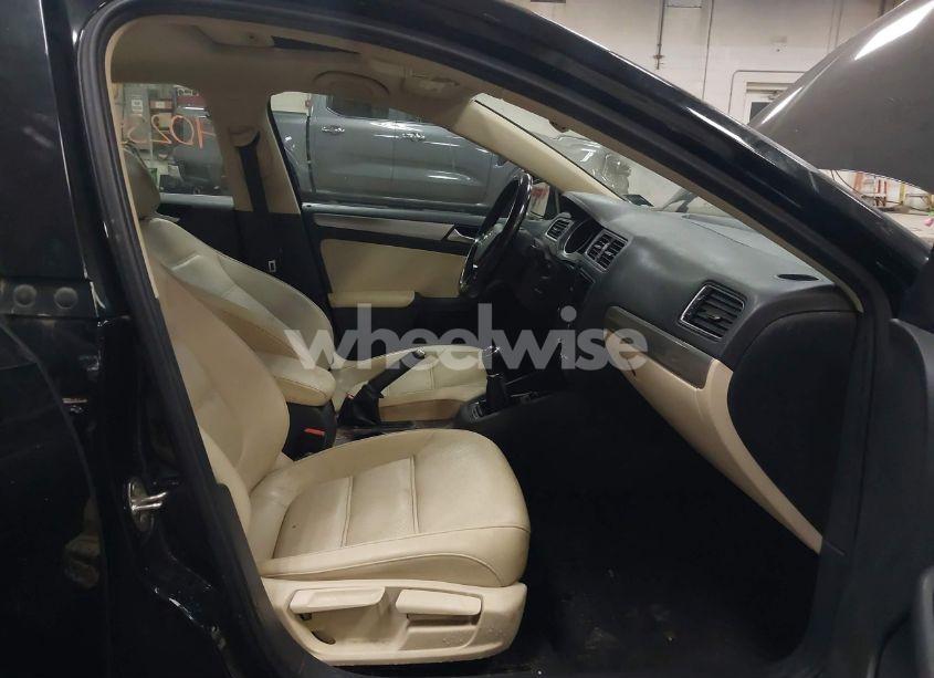 Photo 5 of 2017 Volkswagen Jetta 1.4T SE (VIN 3VWB67AJ9HM302416)