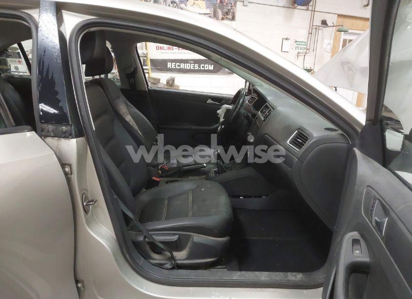 Photo 5 of 2012 Volkswagen Jetta 2.5L SE (VIN 3VWBP7AJ0CM128368)