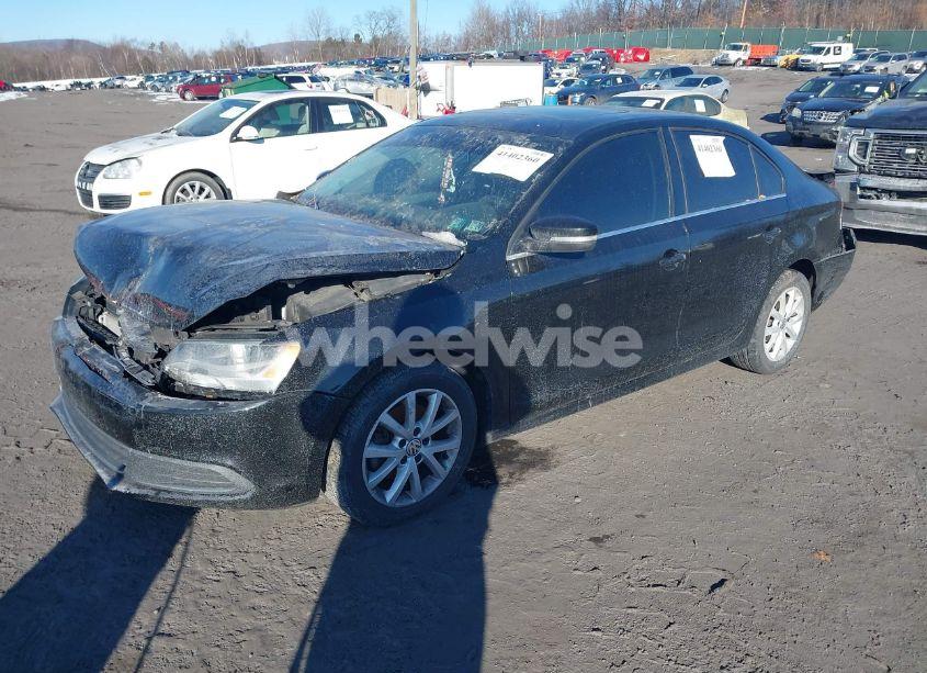 Photo 2 of 2013 Volkswagen Jetta 2.5L SE (VIN 3VWBP7AJ1DM402355)