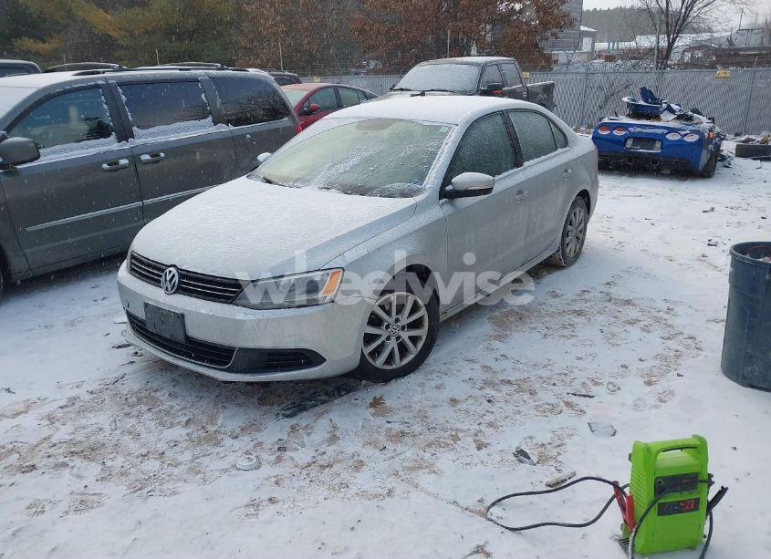 Photo 2 of 2013 Volkswagen Jetta 2.5L SE (VIN 3VWBP7AJXDM225028)