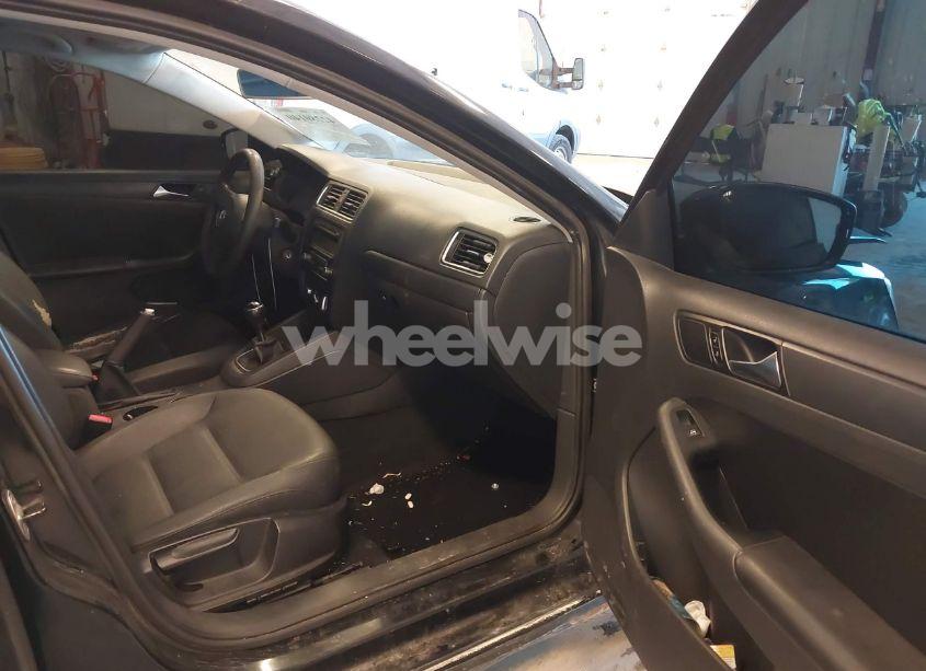 Photo 5 of 2011 Volkswagen Jetta 2.5L SE (VIN 3VWBX7AJ6BM006435)