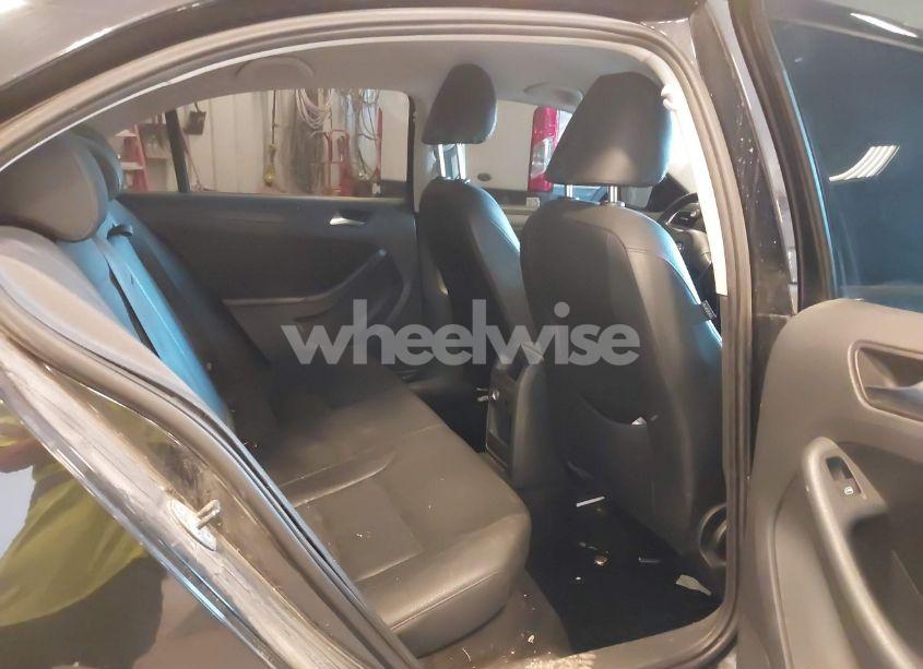 Photo 8 of 2011 Volkswagen Jetta 2.5L SE (VIN 3VWBX7AJ6BM006435)