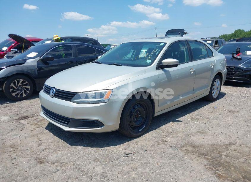 Photo 2 of 2011 Volkswagen Jetta 2.5L SE (VIN 3VWBX7AJ8BM309426)