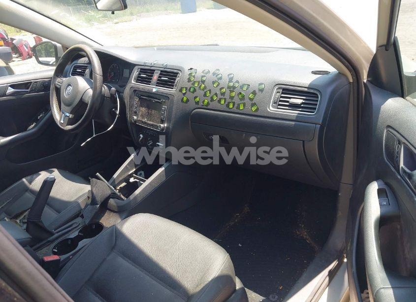 Photo 5 of 2011 Volkswagen Jetta 2.5L SE (VIN 3VWBX7AJ8BM309426)