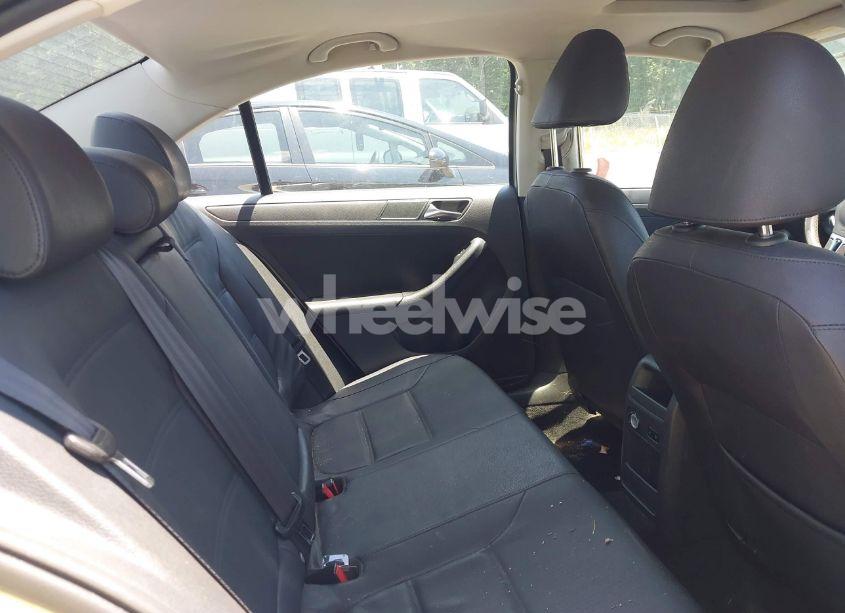 Photo 8 of 2011 Volkswagen Jetta 2.5L SE (VIN 3VWBX7AJ8BM309426)