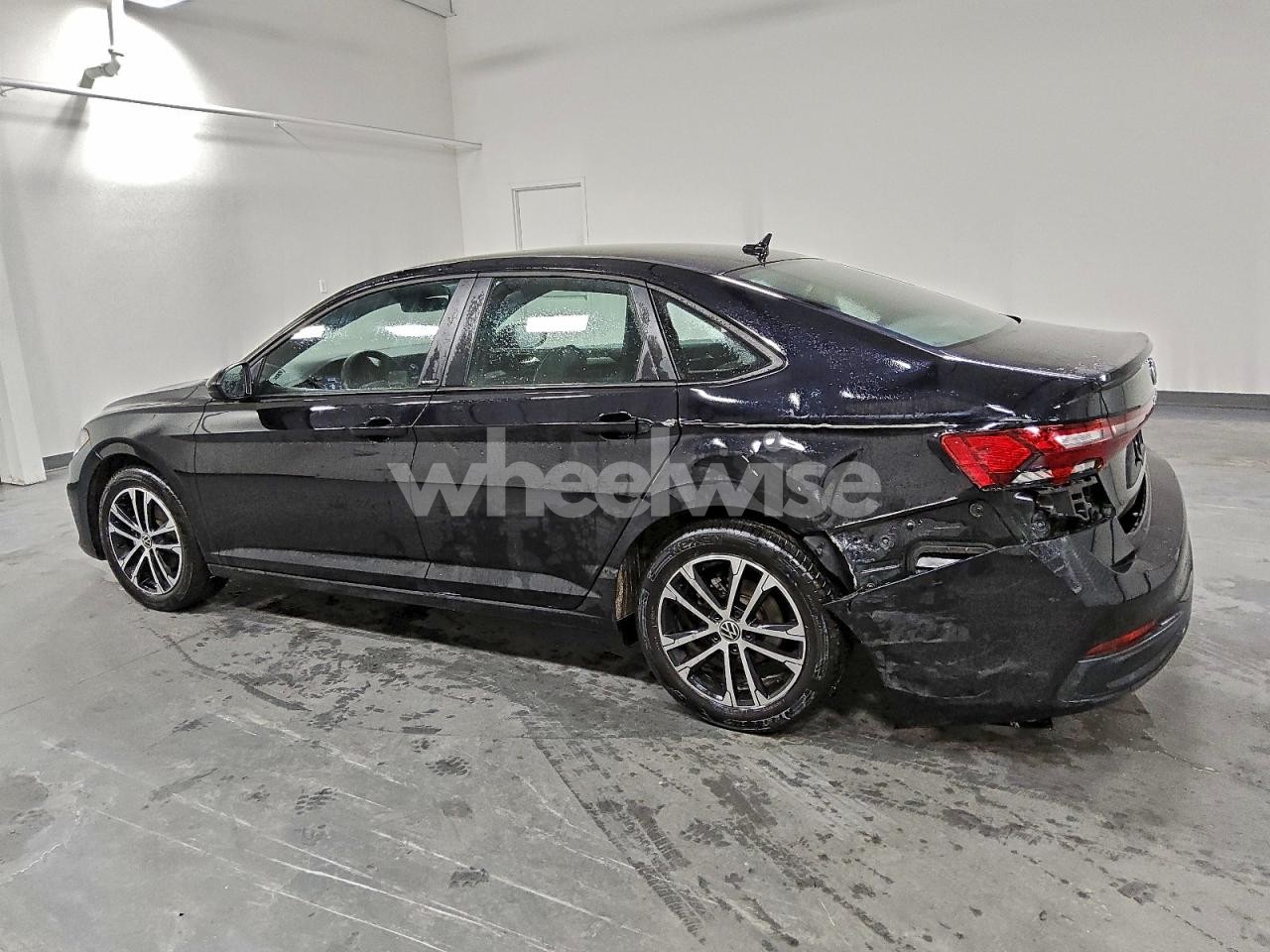 Photo 2 of 2025 VOLKSWAGEN JETTA SPORT (VIN 3VWBX7BU2SM040168)