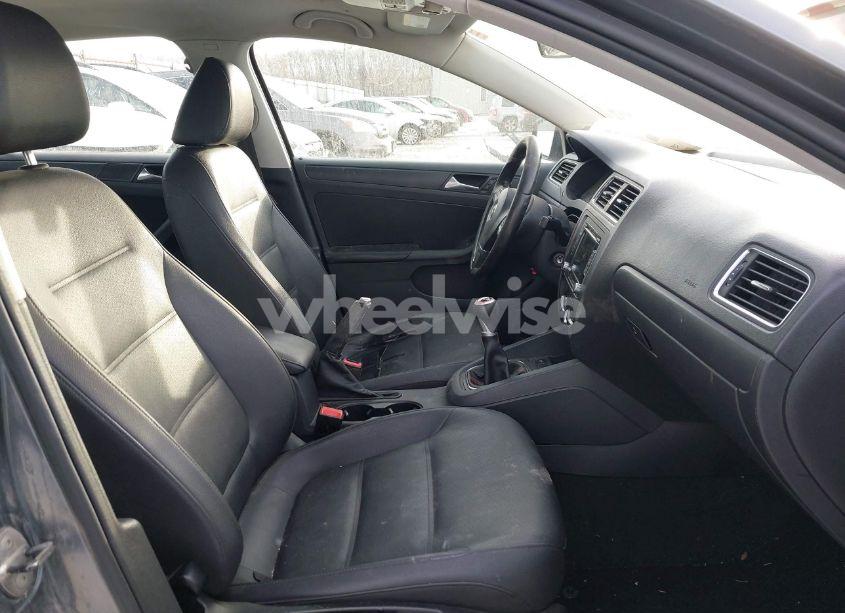 Photo 5 of 2011 Volkswagen Jetta 2.5L SE (VIN 3VWBZ7AJ0BM399343)