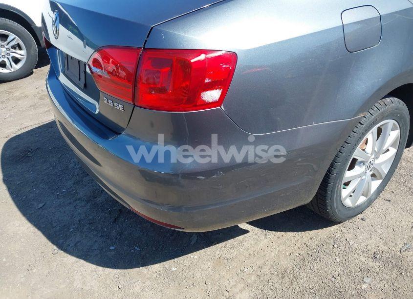 Photo 6 of 2011 Volkswagen Jetta 2.5L SE (VIN 3VWBZ7AJ1BM027204)