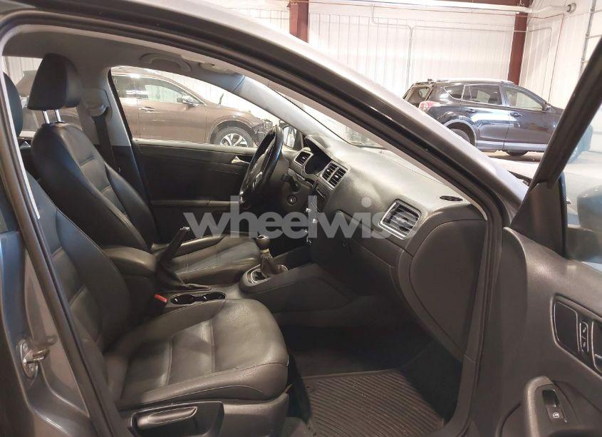 Photo 5 of 2011 Volkswagen Jetta 2.5L SE (VIN 3VWBZ7AJ1BM309505)