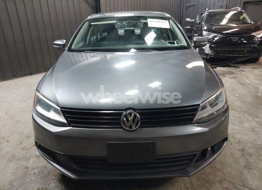 Photo 12 of 2011 Volkswagen Jetta 2.5L SE (VIN 3VWBZ7AJ2BM326488)