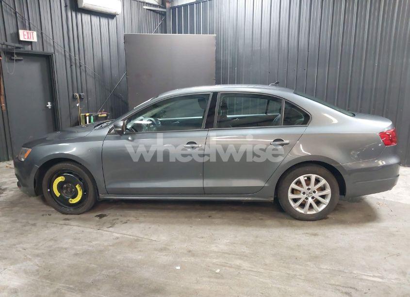 Photo 14 of 2011 Volkswagen Jetta 2.5L SE (VIN 3VWBZ7AJ2BM326488)