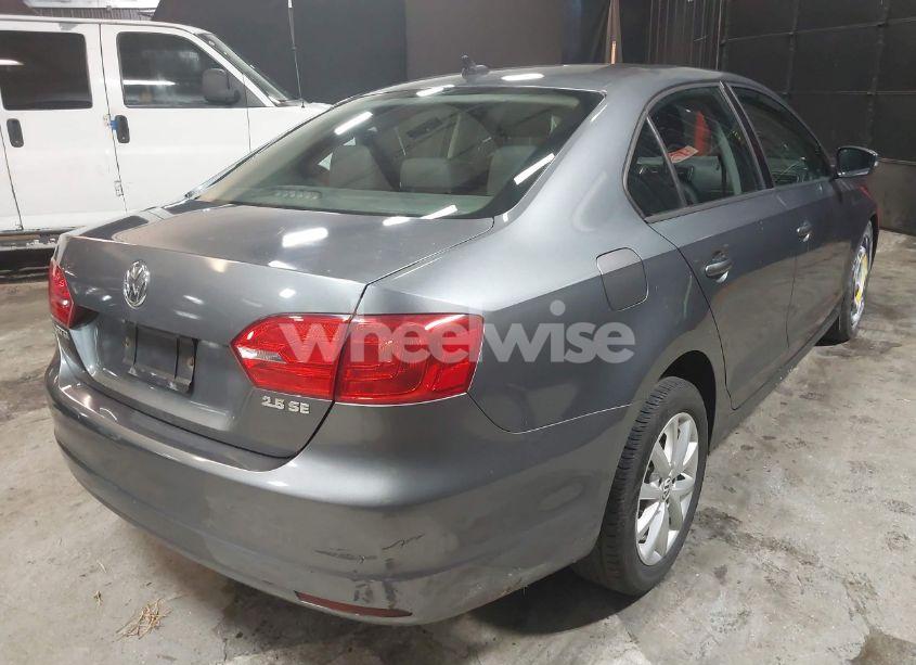 Photo 4 of 2011 Volkswagen Jetta 2.5L SE (VIN 3VWBZ7AJ2BM326488)