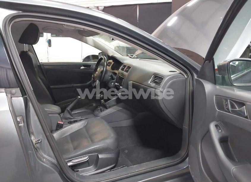 Photo 5 of 2011 Volkswagen Jetta 2.5L SE (VIN 3VWBZ7AJ2BM326488)