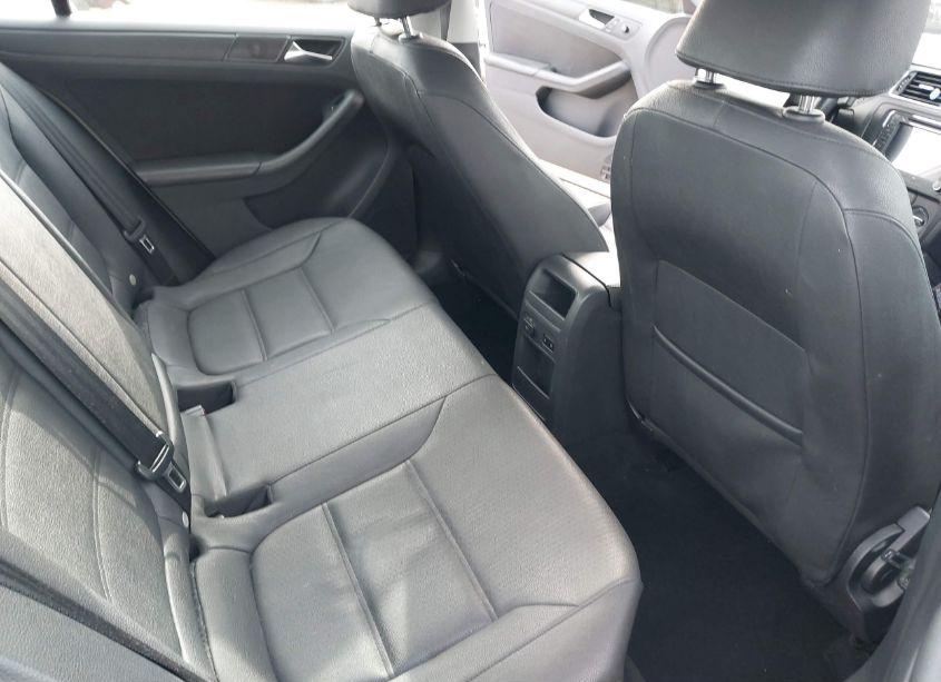 Photo 8 of 2011 Volkswagen Jetta 2.5L SE (VIN 3VWBZ7AJ2BM326491)