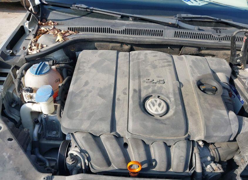 Photo 10 of 2011 Volkswagen Jetta 2.5L SE (VIN 3VWBZ7AJ4BM322846)