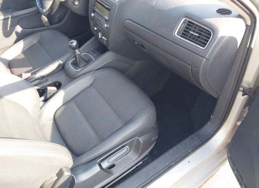 Photo 5 of 2011 Volkswagen Jetta 2.5L SE (VIN 3VWBZ7AJ4BM322846)