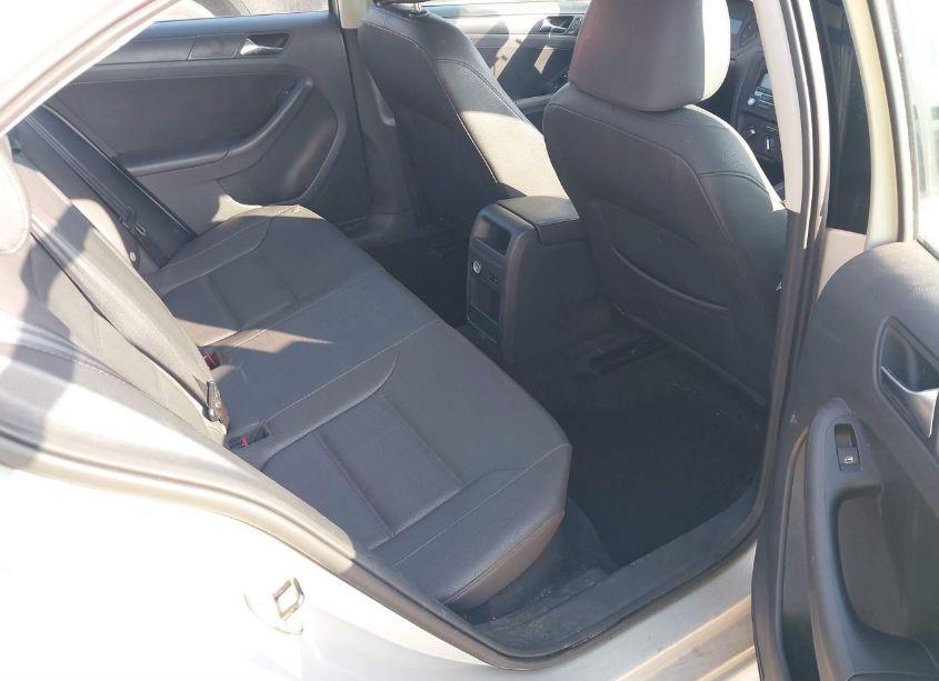 Photo 8 of 2011 Volkswagen Jetta 2.5L SE (VIN 3VWBZ7AJ4BM322846)