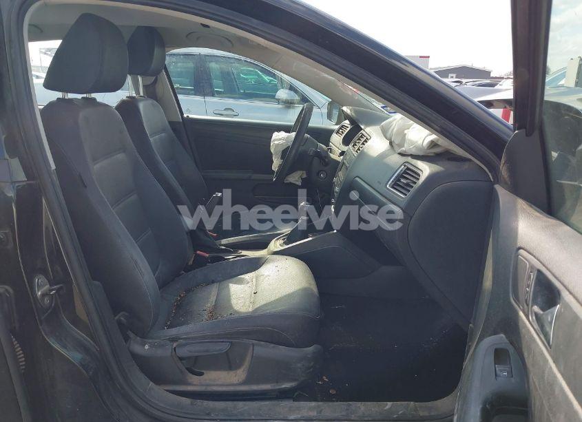 Photo 5 of 2011 Volkswagen Jetta 2.5L SE (VIN 3VWBZ7AJ5BM351210)