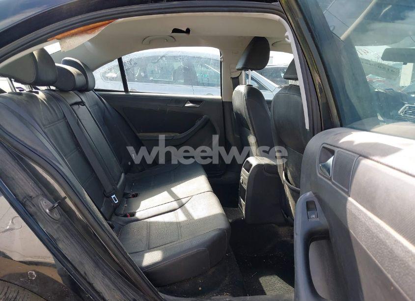 Photo 8 of 2011 Volkswagen Jetta 2.5L SE (VIN 3VWBZ7AJ5BM351210)