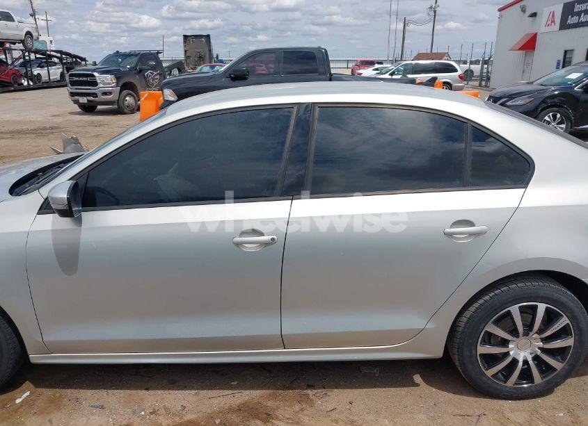 Photo 14 of 2011 Volkswagen Jetta 2.5L SE (VIN 3VWBZ7AJ5BM396034)