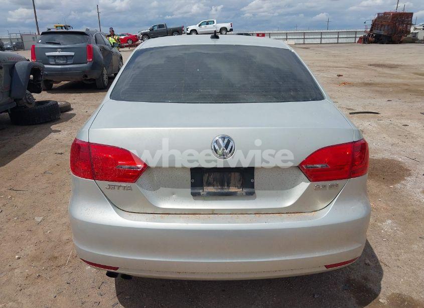 Photo 16 of 2011 Volkswagen Jetta 2.5L SE (VIN 3VWBZ7AJ5BM396034)