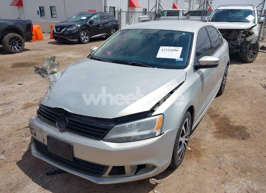 Photo 2 of 2011 Volkswagen Jetta 2.5L SE (VIN 3VWBZ7AJ5BM396034)