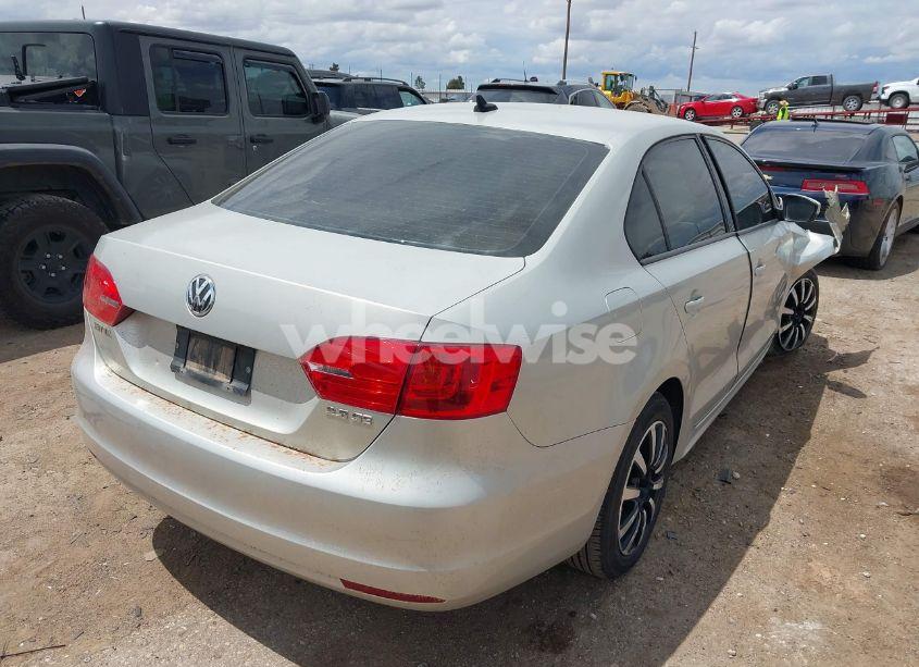 Photo 4 of 2011 Volkswagen Jetta 2.5L SE (VIN 3VWBZ7AJ5BM396034)