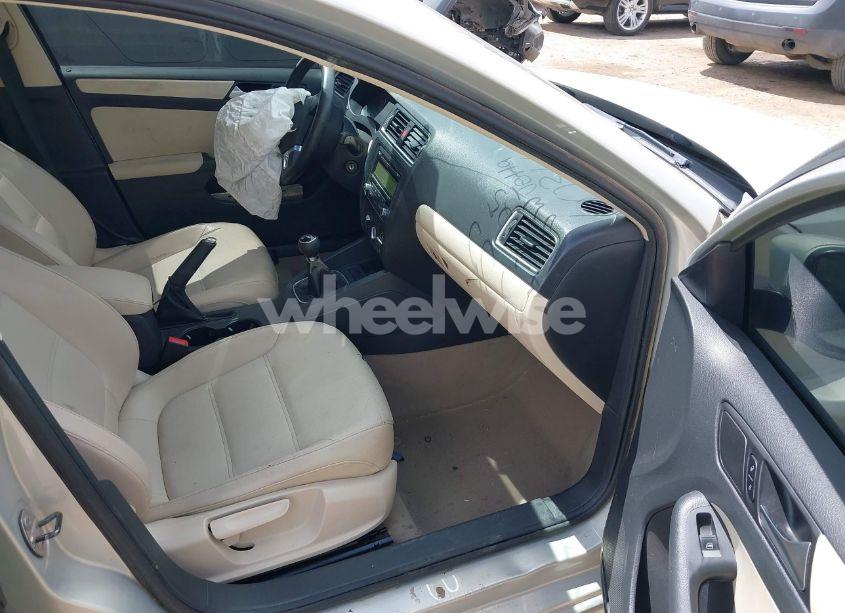 Photo 5 of 2011 Volkswagen Jetta 2.5L SE (VIN 3VWBZ7AJ5BM396034)