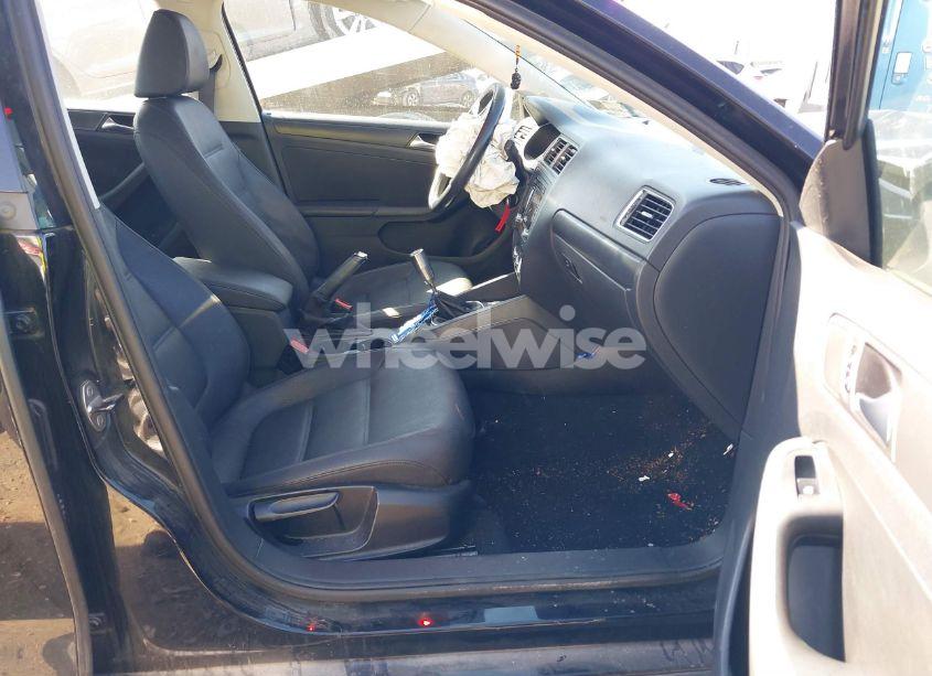 Photo 5 of 2011 Volkswagen Jetta 2.5L SE (VIN 3VWBZ7AJ9BM084069)