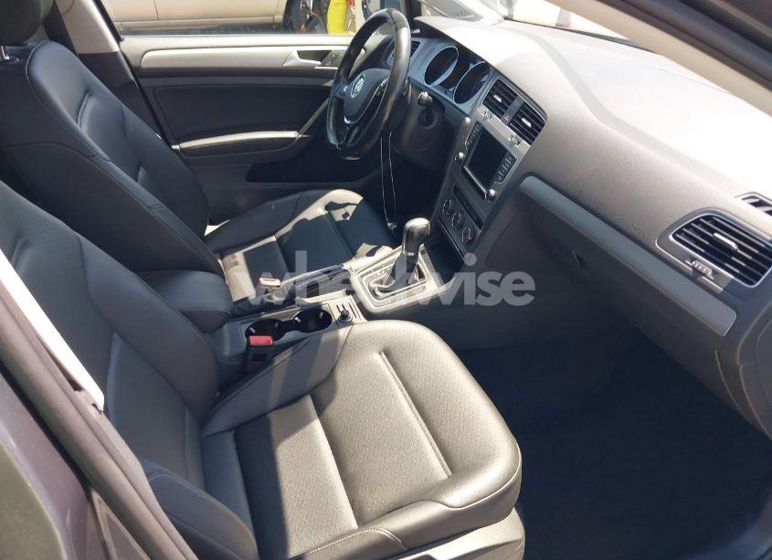 Photo 5 of 2017 Volkswagen Golf SPORTWAGEN TSI SE (VIN 3VWC17AU2HM501031)