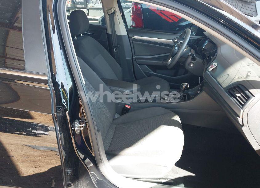 Photo 5 of 2019 Volkswagen Jetta 1.4T R-LINE/1.4T S/1.4T SE (VIN 3VWC57BU0KM116061)