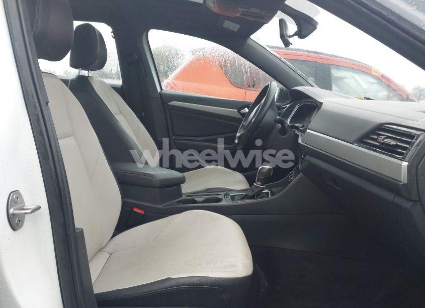 Photo 5 of 2019 Volkswagen Jetta 1.4T R-LINE/1.4T S/1.4T SE (VIN 3VWC57BU1KM069302)