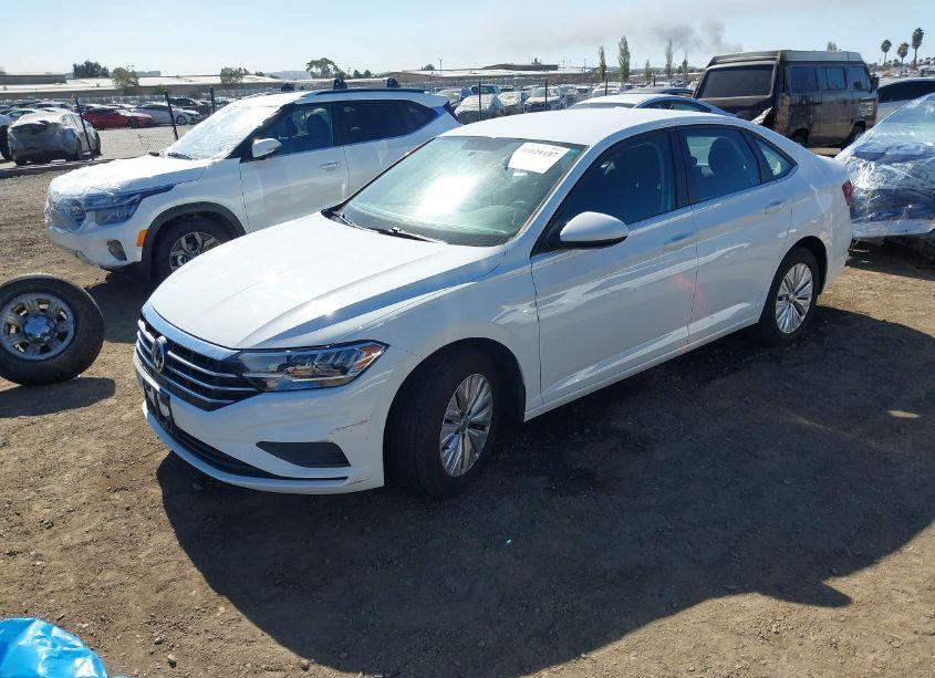 Photo 2 of 2019 Volkswagen Jetta 1.4T R-LINE/1.4T S/1.4T SE (VIN 3VWC57BU1KM110026)