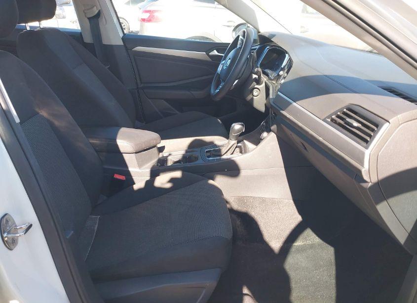 Photo 5 of 2019 Volkswagen Jetta 1.4T R-LINE/1.4T S/1.4T SE (VIN 3VWC57BU1KM110026)