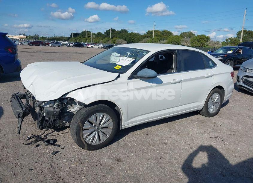 Photo 2 of 2019 Volkswagen Jetta 1.4T R-LINE/1.4T S/1.4T SE (VIN 3VWC57BU1KM153149)