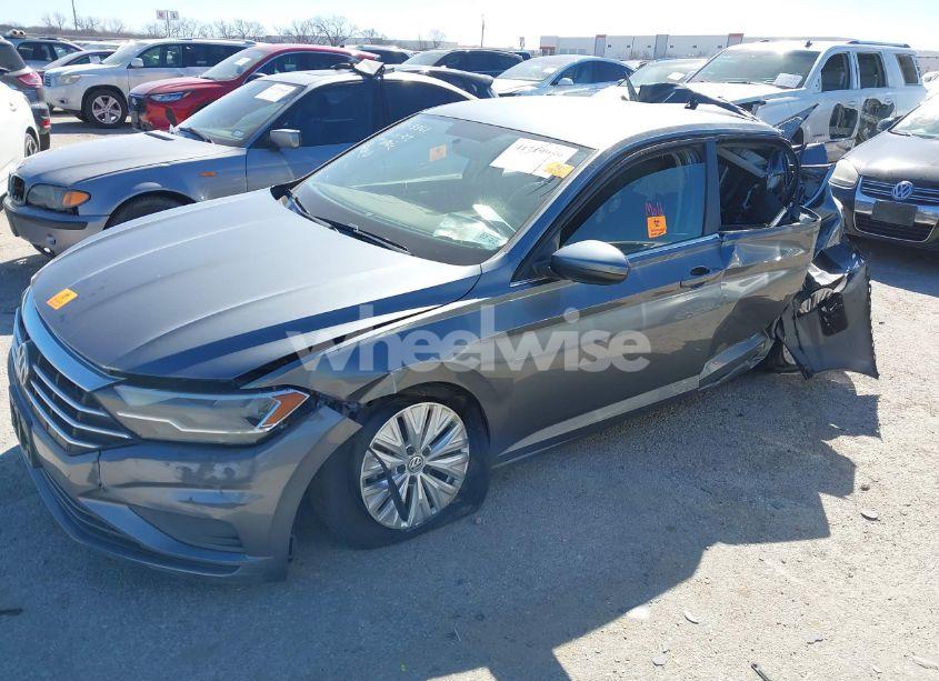 Photo 2 of 2019 Volkswagen Jetta 1.4T R-LINE/1.4T S/1.4T SE (VIN 3VWC57BU1KM247242)