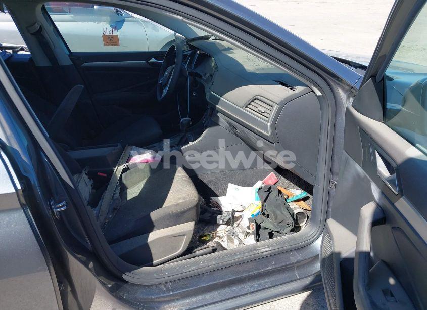 Photo 5 of 2019 Volkswagen Jetta 1.4T R-LINE/1.4T S/1.4T SE (VIN 3VWC57BU1KM247242)