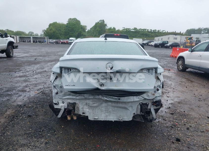 Photo 6 of 2019 Volkswagen Jetta 1.4T R-LINE/1.4T S/1.4T SE (VIN 3VWC57BU2KM104431)